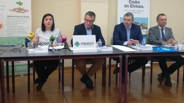 Àngels Marí y Alfonso Rojo, junto a ella, y a la derecha, los representantes del Banc de Sabadell.