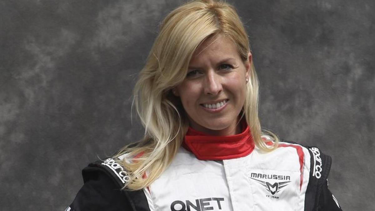 María de Villota posa con el mono de Marussia durante el GP de Australia del 2012