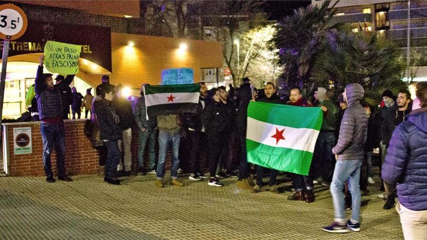 Detienen en Cáceres a dos manifestantes que se concentraban contra Vox