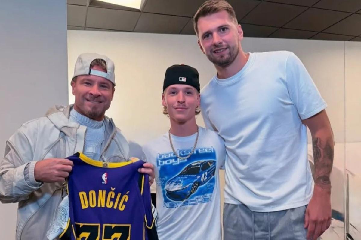 Doncic regaló una camiseta a los componentes del grupo estadounidense en su camerino