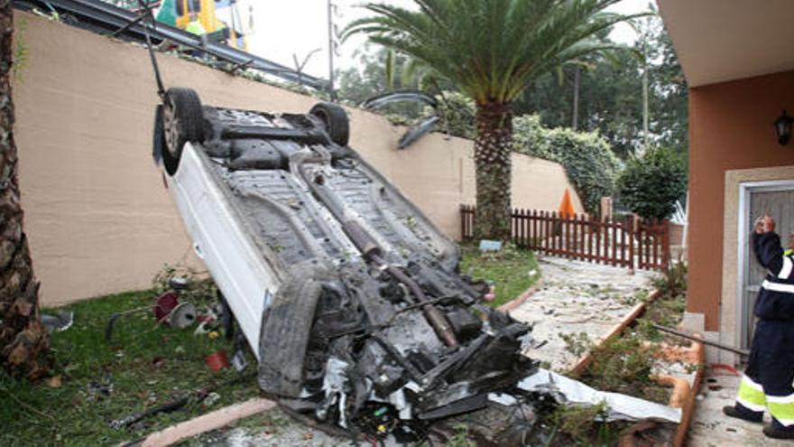 Varios jóvenes heridos al caer con su coche al patio de una casa