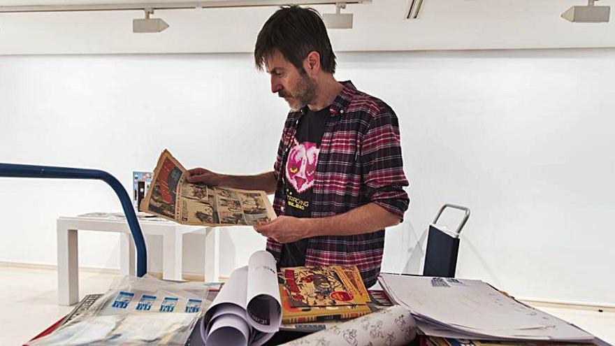 Paco Roca cuando preparaba su exposición en el IVAM. | G. CABALLERO