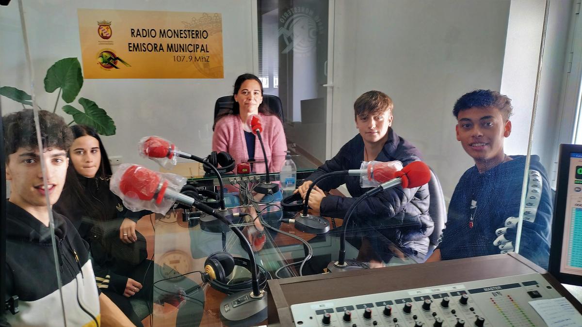 Participantes del programa con su profesora en los estudios de Radio Monesterio