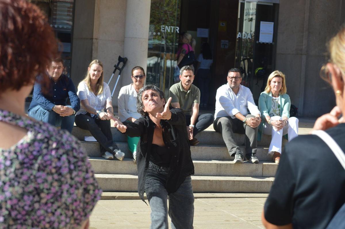Pepa Cases ha ofrecido este jueves un emotivo espectáculo en la plaza Major en el marco de la conmemoración del Día Internacional de Concienciación sobre el Duelo Gestacional, Perinatal y Neonatal