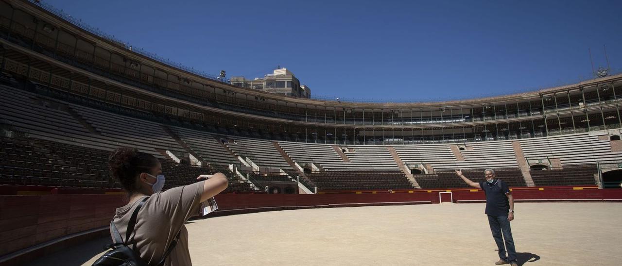 Un turista se realiza una foto dentro de la plaza de toros de València este verano.