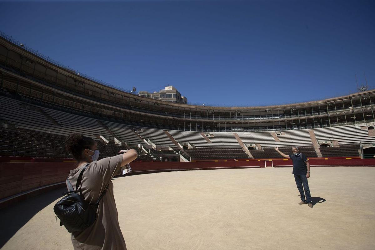 Un turista se realiza una foto dentro de la plaza de toros de València este verano.