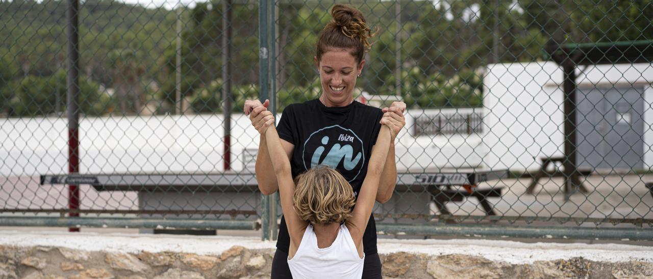 Irene Moreno, con su hijo Luca cerca del colegio.