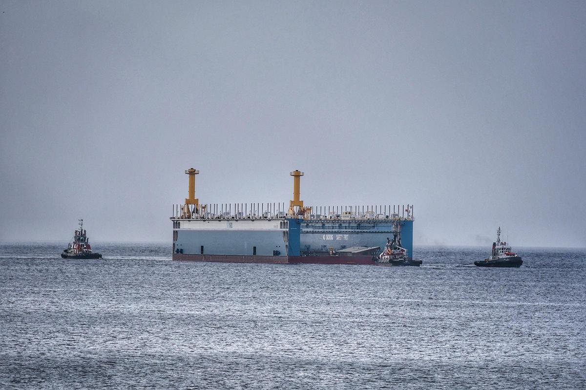 Llegada al Puerto de Santa Cruz, desde China, del primer muelle flotante de Canarias.