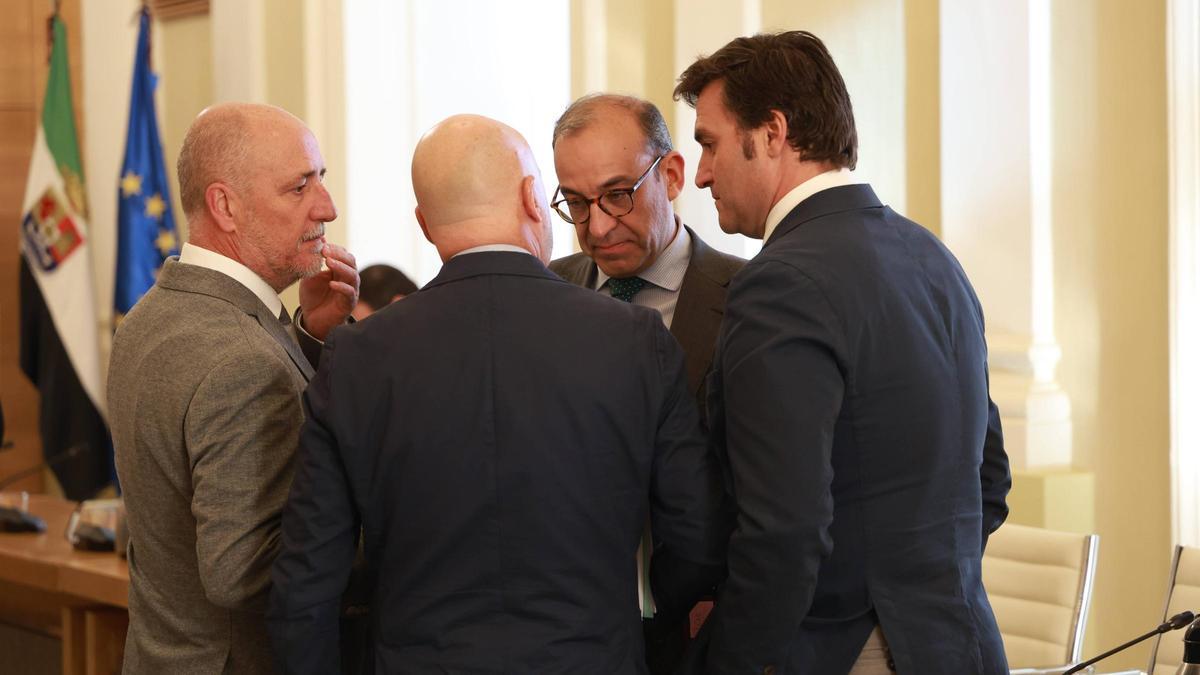 Mateos habla con ediles de su equipo de Gobierno en el salón de plenos municipal.