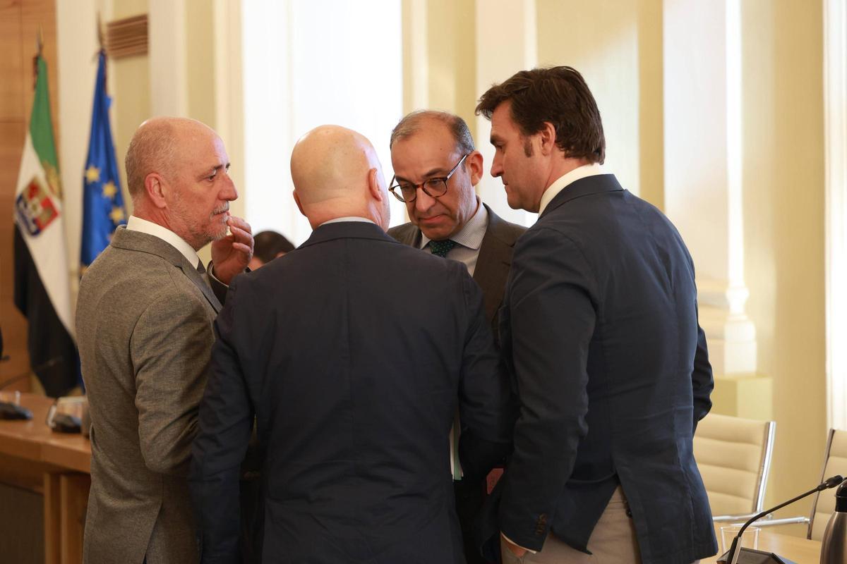 Mateos habla con ediles de su equipo de Gobierno en el salón de plenos municipal.