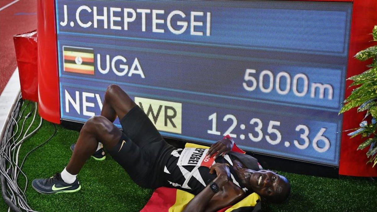 Joshua Cheptegei celebra su récord del mundo