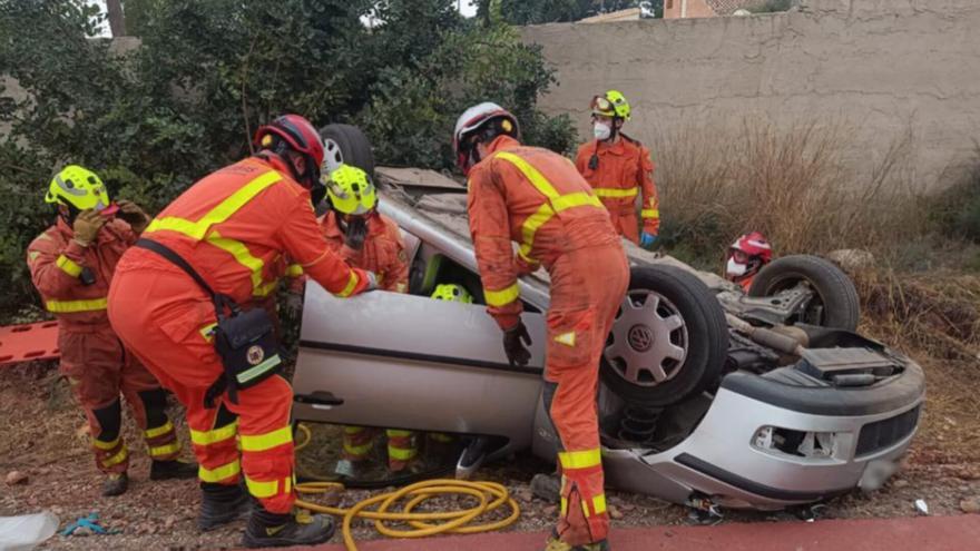 Una persona atrapada al volcar su coche tras un accidente en Nàquera