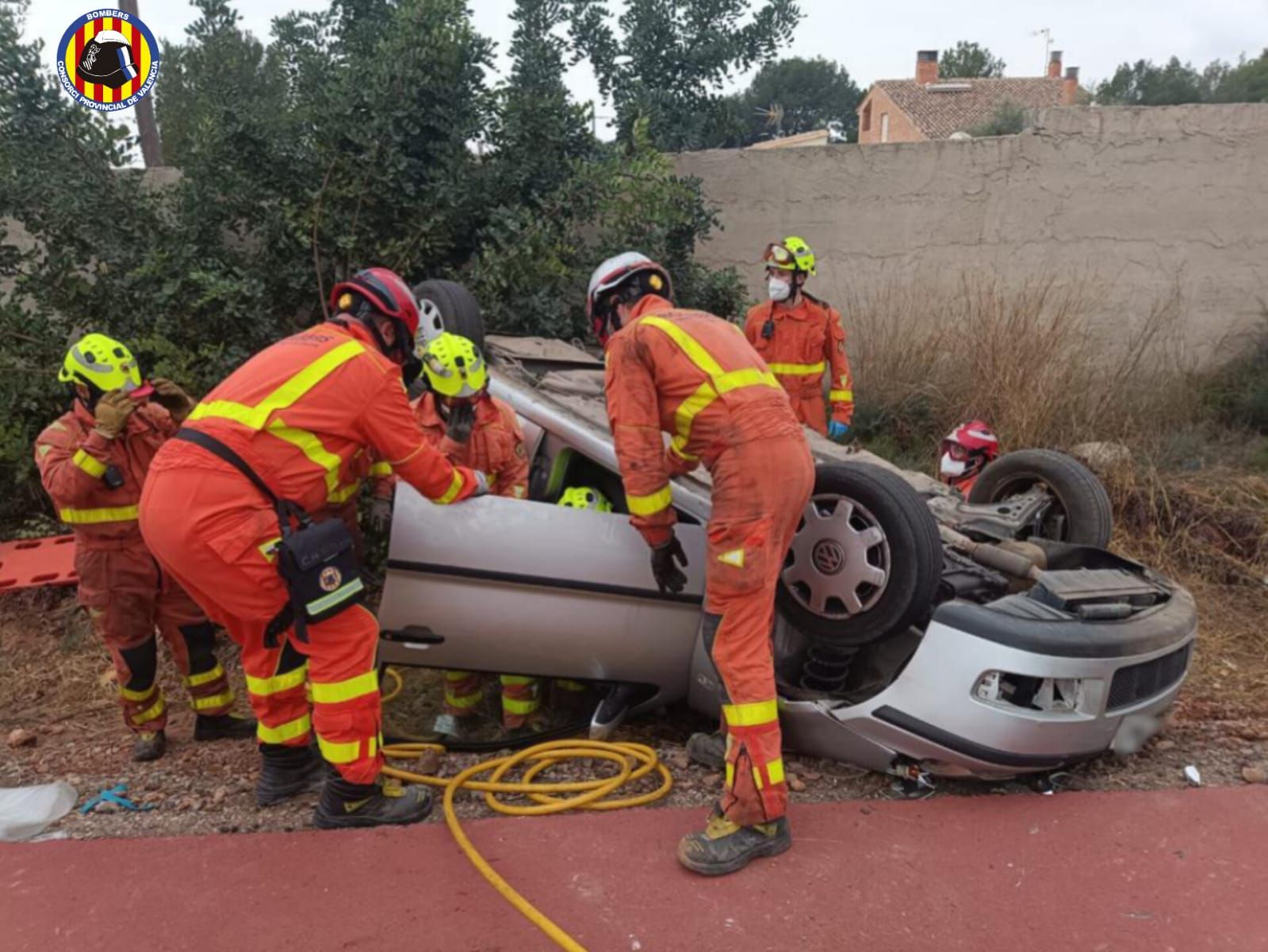 Una persona queda atrapada al volcar su coche tras un accidente en Nàquera