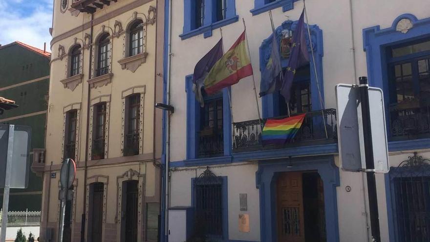 El Ayuntamiento de Grado, con la bandera LGBT.