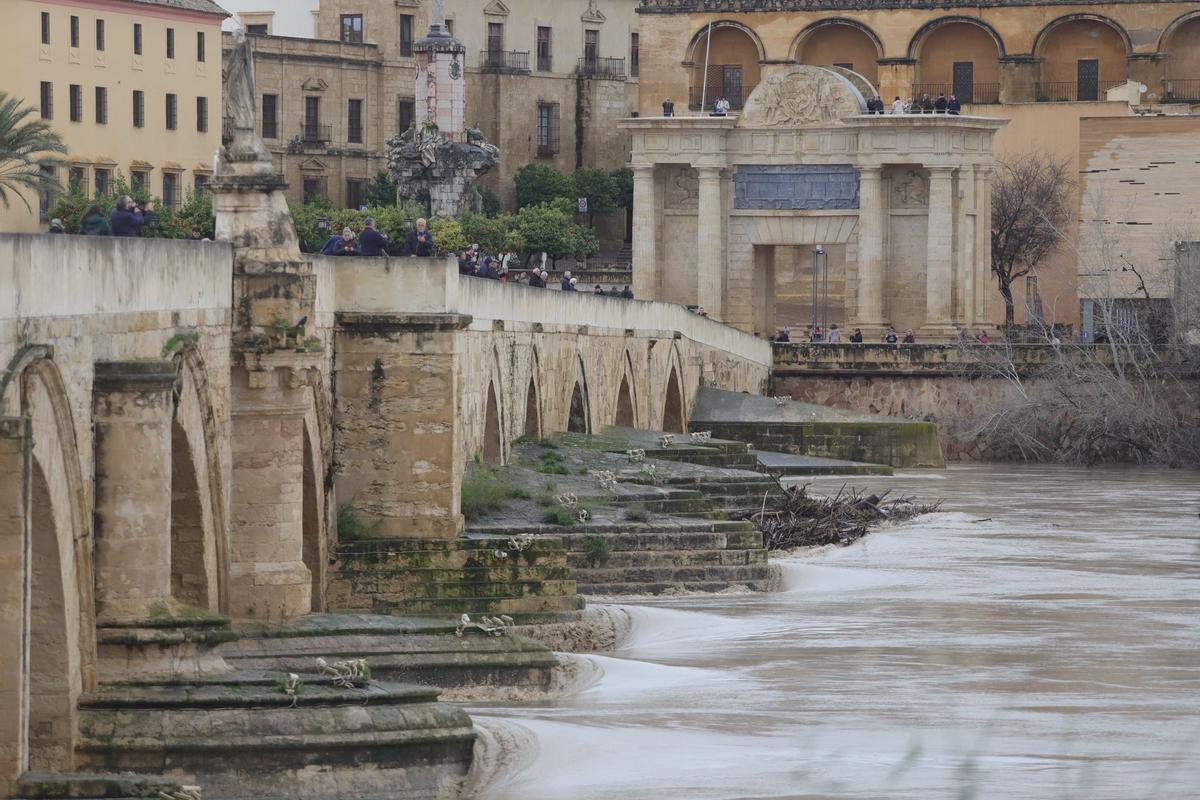 El río Guadalquivir supera los 5,5 metros a su paso por Córdoba