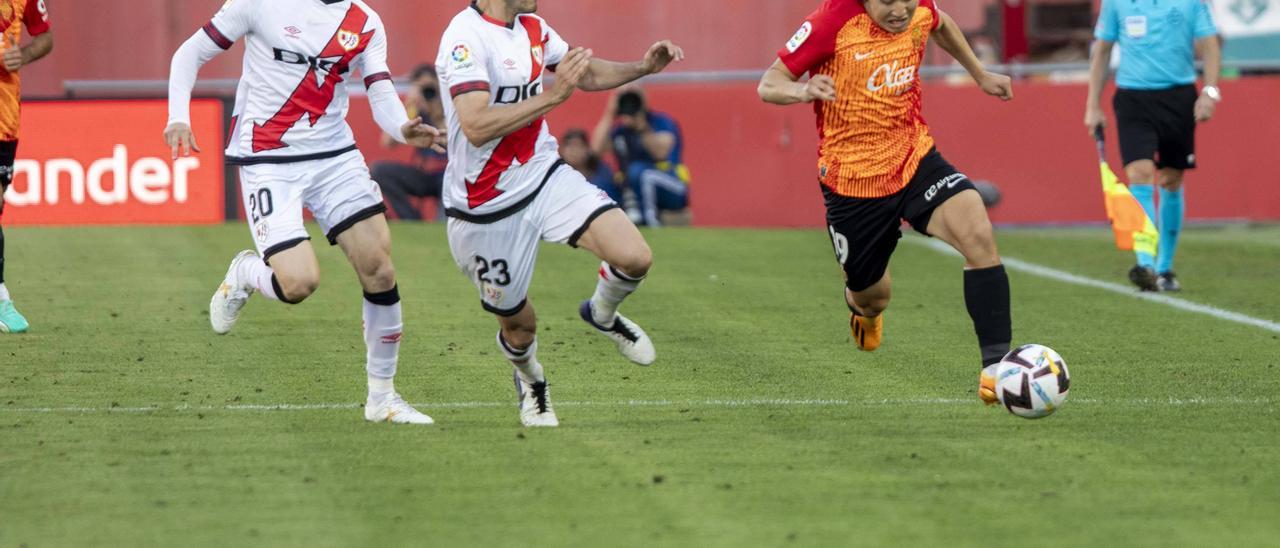 Kang, que puede haber jugado su último partido con el Mallorca, se va de dos jugadores del Rayo.