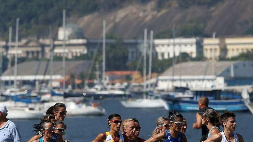 Alessandra Aguilar (centro), durante la prueba de maratón. // M. Sayão