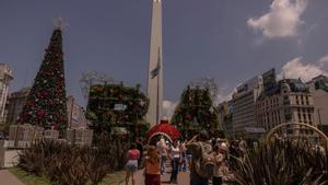 Decoraciones navideñas junto al Obelisco, en Buenos Aires