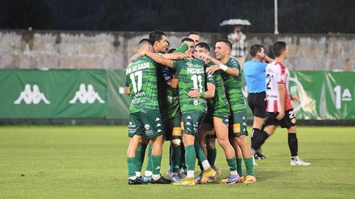 El Arenteiro celebra su ascenso a Primera RFEF. | ARENTEIRO