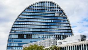 Fachada del edificio ‘La Vela’, en la ciudad del BBVA, a 30 de abril de 2024, en Madrid (España). BBVA está estudiando una posible fusión con Banco Sabadell y ha contratado a varios asesores para analizar la operación, según ha informado el banco en un co