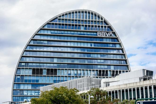 Fachada del edificio ‘La Vela’, en la ciudad del BBVA, a 30 de abril de 2024, en Madrid (España). BBVA está estudiando una posible fusión con Banco Sabadell y ha contratado a varios asesores para analizar la operación, según ha informado el banco en un co