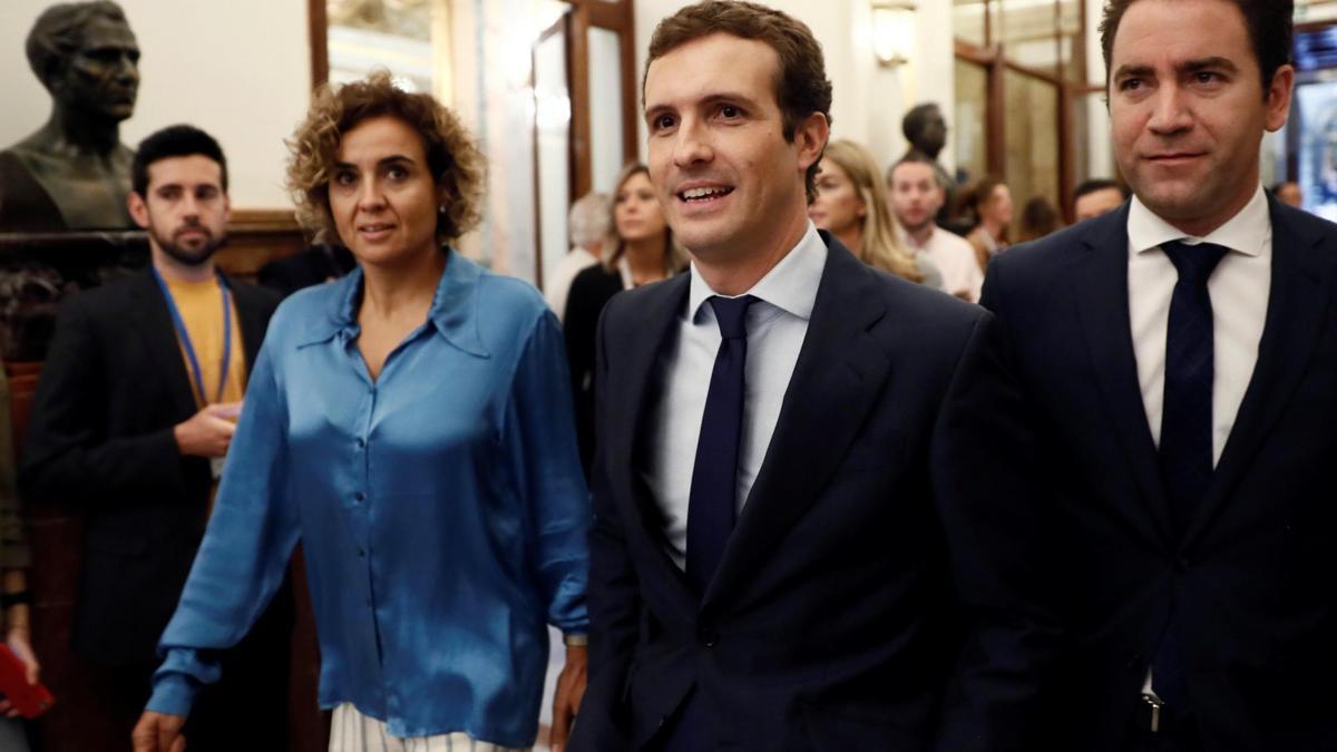 El presidente del PP, Pablo Casado, junto a la portavoz, Dolors Montserrat, y el diputado Teodoro García. / Mariscal (Efe)