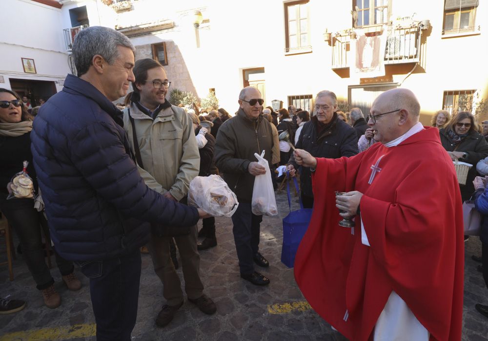 Tradicional bendición de les Coquetes de Sant Blai en Sagunt