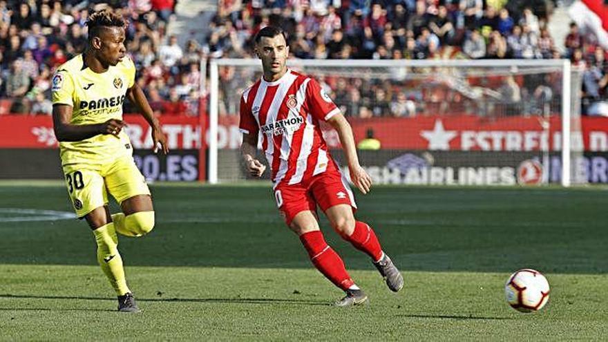 Borja fent una passada al costat de Chukwueze en el darrer Girona-Vila-real (14/04/2019).