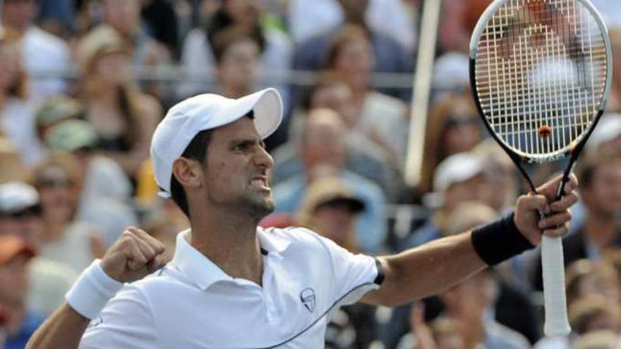 El &quot;número uno&quot; celebra su victoria ayer ante Federer.