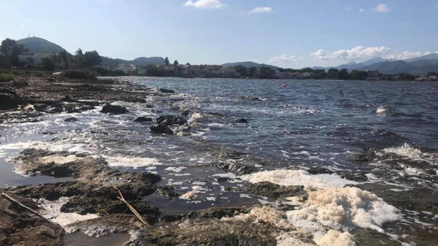 Vertreibt wohl die meisten Badegäste: Schaum an einem Strandabschnitt in der Gemeinde Alcúdia.