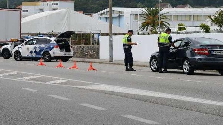 Agentes de la Policía de Moaña en un control de tráfico. // G.N.