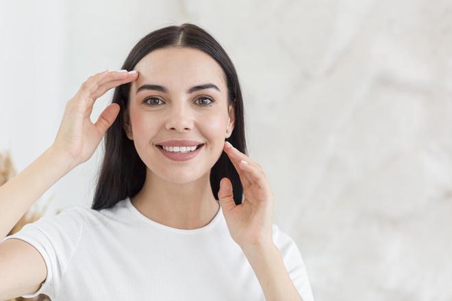 Mujer mostrando óvalo facial