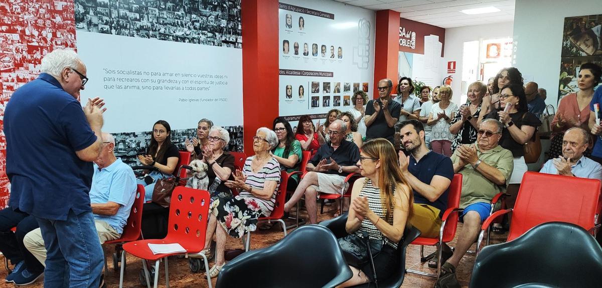 Adolfo Gadea, a l’esquerra, aplaudix després de revalidar el càrrec de secretari general, amb l’alcaldessa Cristina Mora, a la dreta