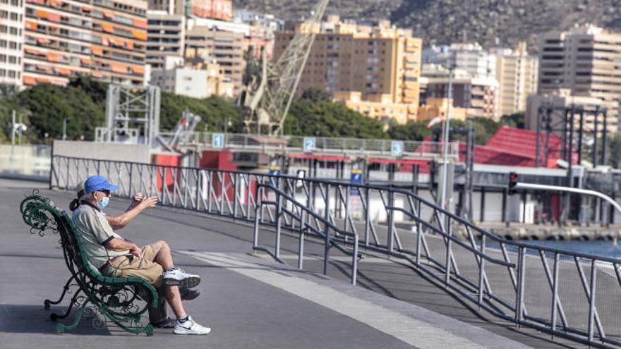 Personas mayores con mascarilla en Santa Cruz de Tenerife.