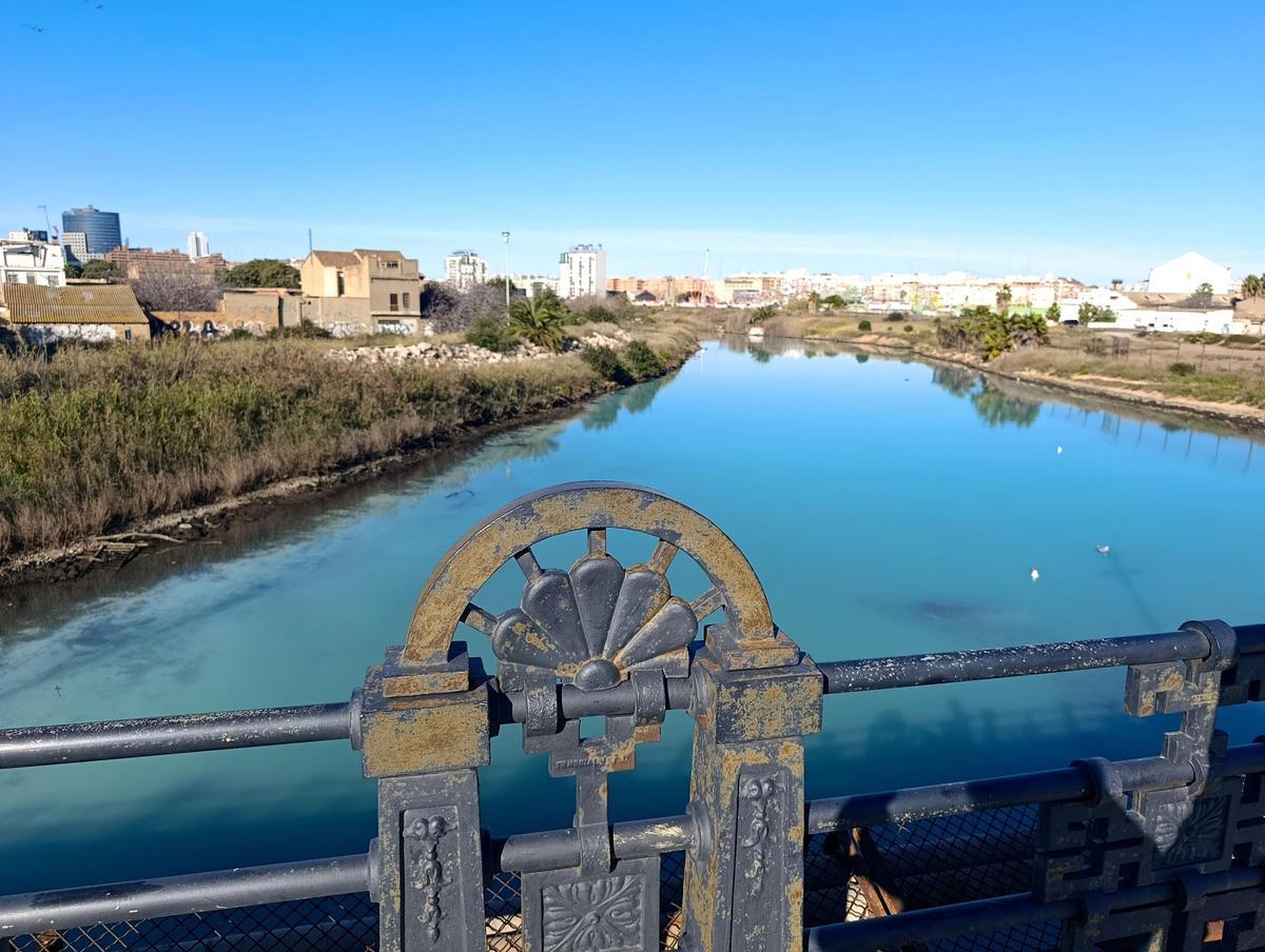 Desembocadura del antiguo cauce del Túria, con Natzaret a la izquierda y el desaparecido Canta-ranes a la derecha.
