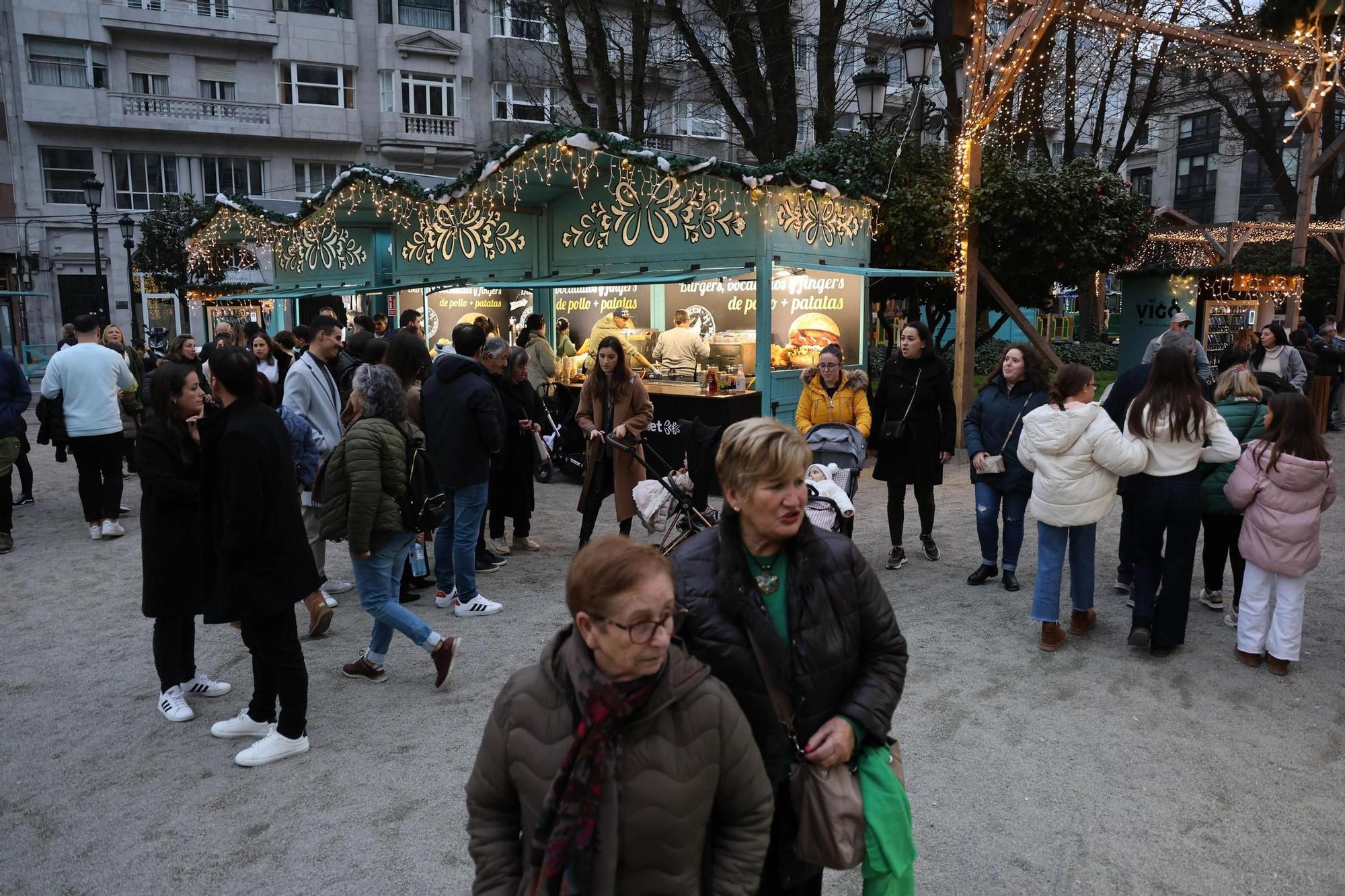 Un Belén Monumental y las calles llenas en el primer domingo navideño