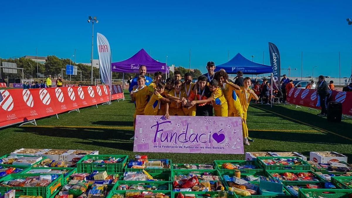 Uno de los equipos ganadores del Torneo solidario de la FFIB.