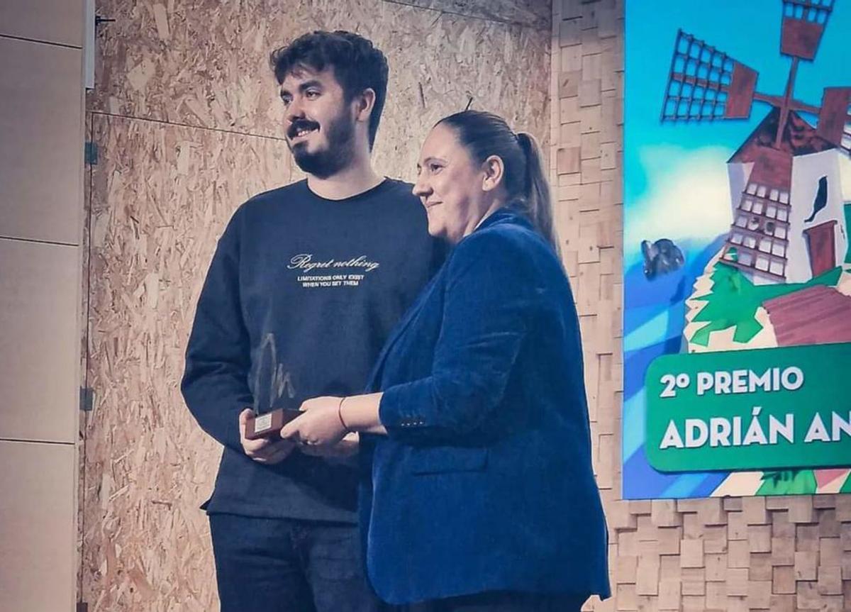 Adrián Tejero recogiendo el primer premio de cinematografía. | | LP/DLP