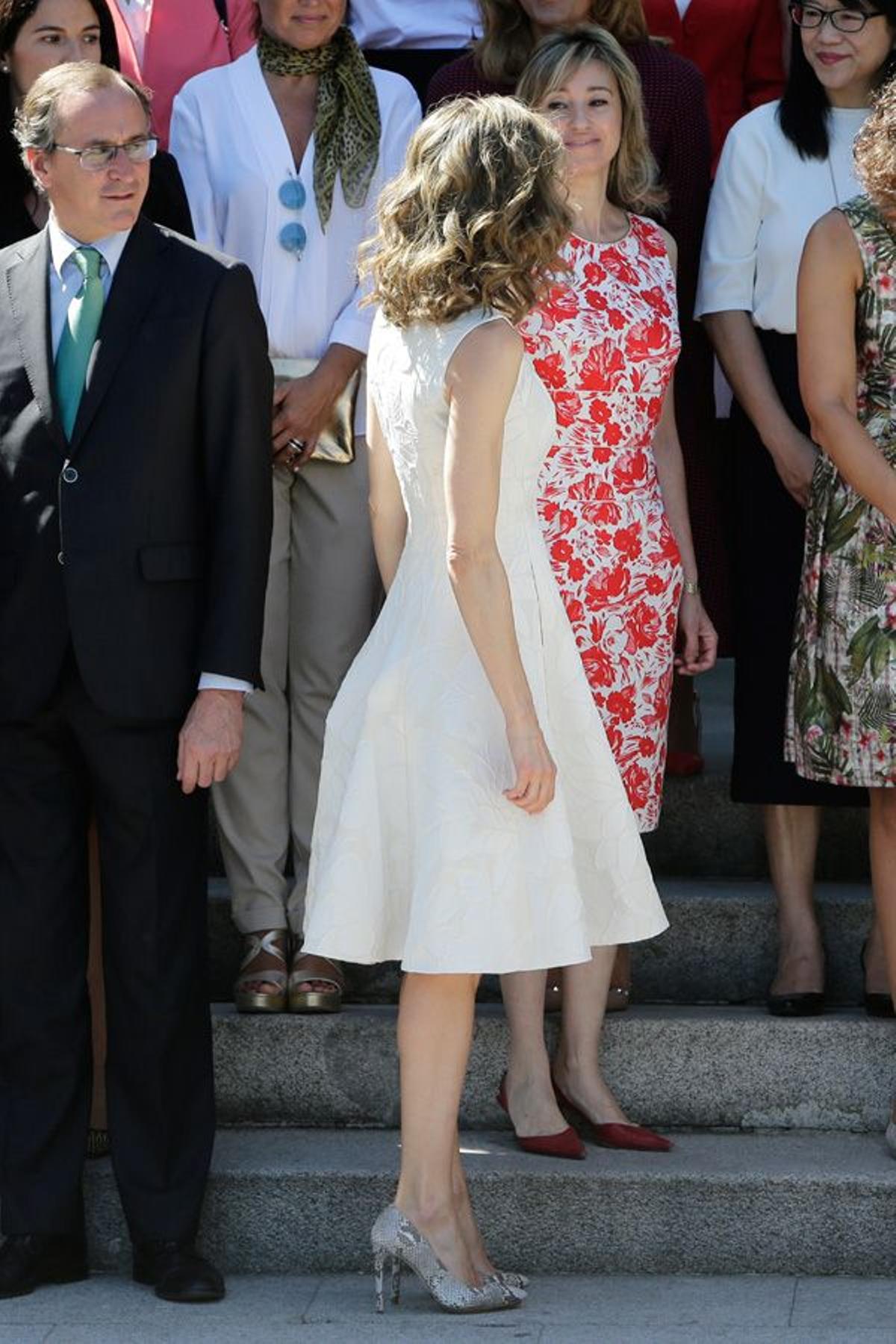 Letizia Ortiz combina vestido blanco y zapatos de estampado animal