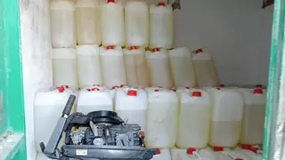 Las 'guarderías' no solo esconden droga: incautan 250 garrafas de gasolina en una antigua granja de Chiclana