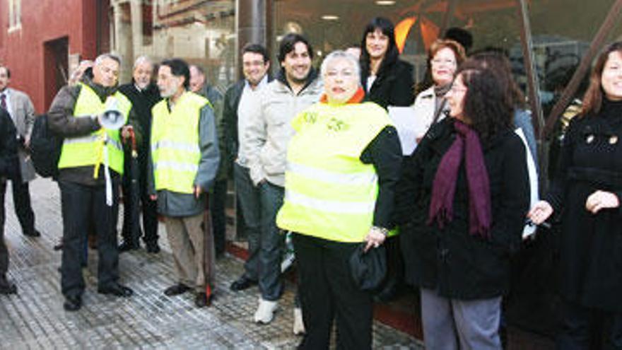 Los trabajadores, concentrados frente a las instalaciones de la oficina liquidadora de Ibiza.