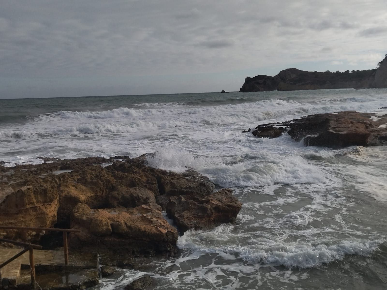 El oleaje golpea con fuerza el litoral de Xàbia.