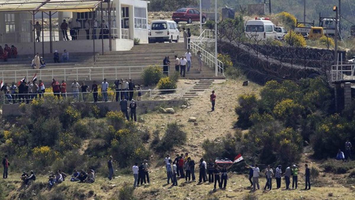 Manifestantes sirios y palestinos, en el Alto del Golán