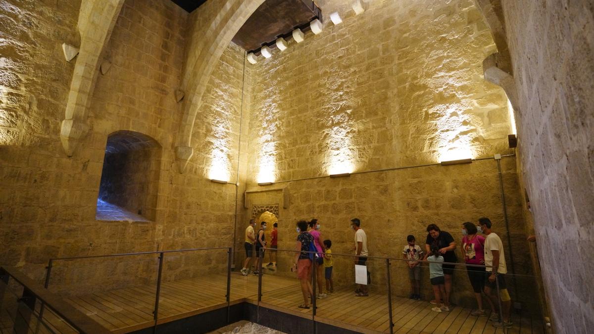 Visitantes en el interior del Castillo de Belalcázar.