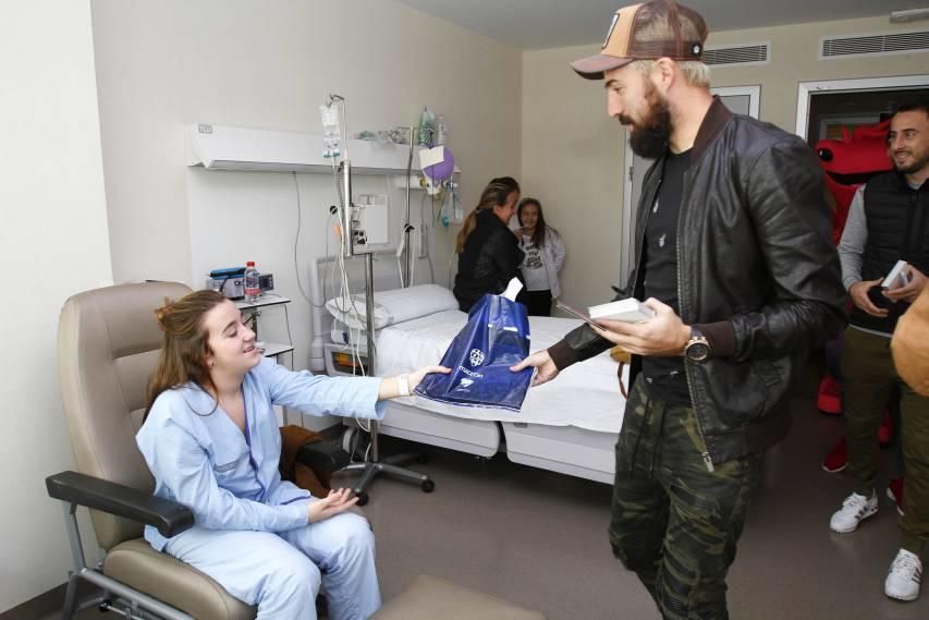 Los jugadores del Levante UD visitan el hospital