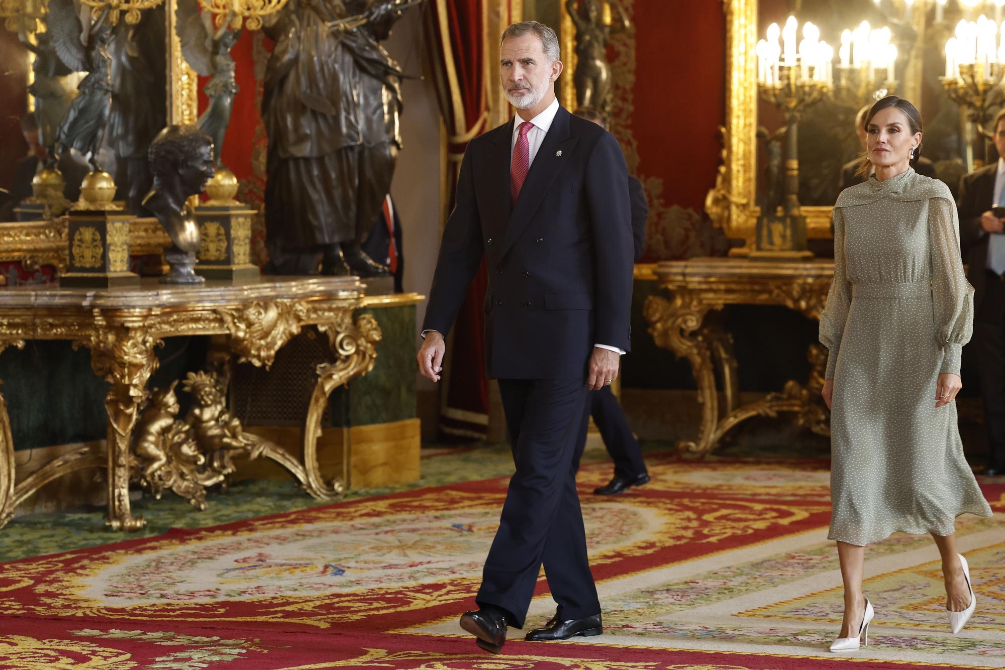 Los reyes Felipe VI y Letizia, a su llegada a la tradicional recepción a las altas autoridades del Estado y a representantes del mundo político, económico, social y cultural, tras el desfile por el Día de la Fiesta Nacional, este miércoles en el Palacio Real.