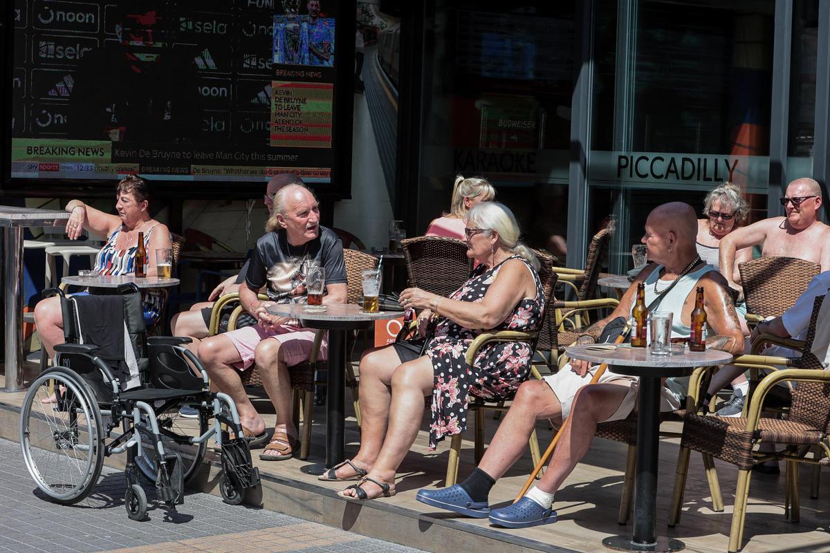 Los turistas toman el sol en las terrazas de Benidorm hasta quemarse la piel