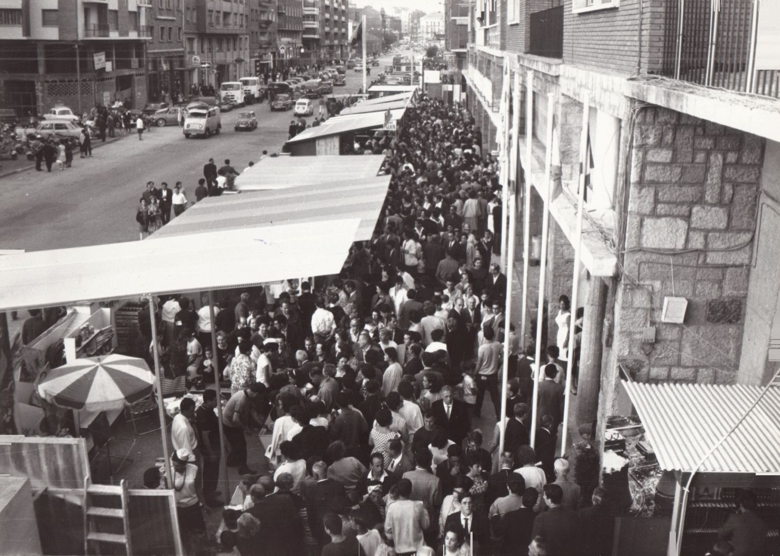 JULIO. IX Feria de Muestras, en la calle Fernández Ladreda, 1965.