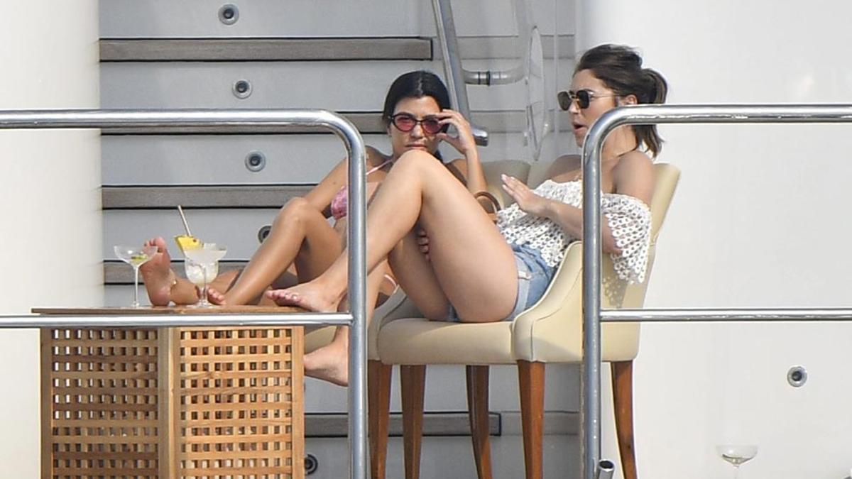 Kourtney Kardashian y Kendall Jenner en un yate