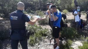 Un ciclista localitza 15 migrants arribats a Formentera en pastera